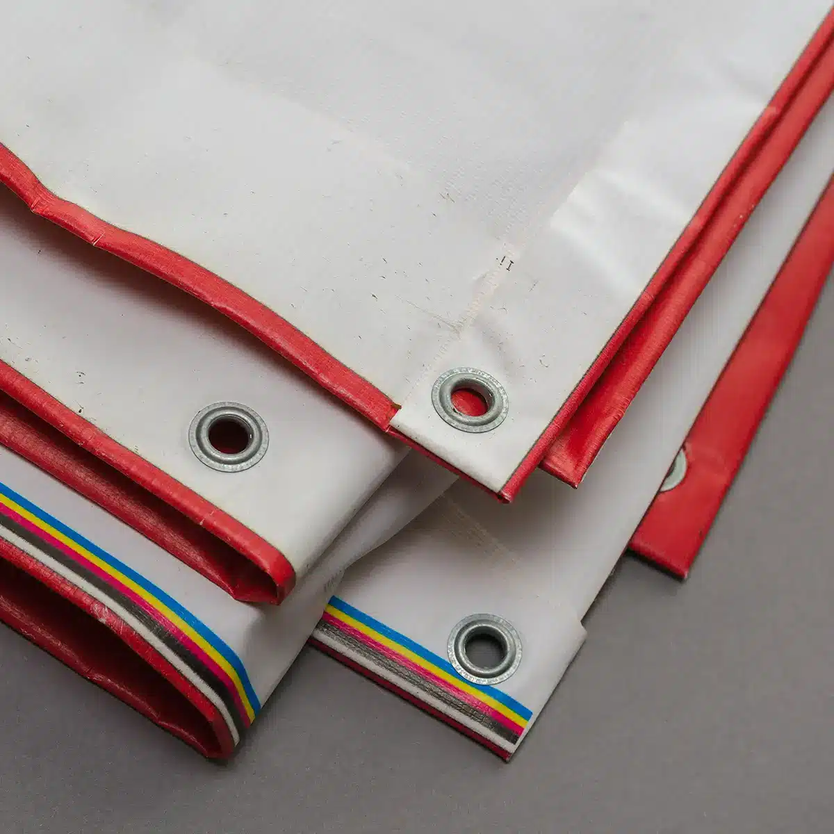 Banner in PVC rosso e bianco con fori
