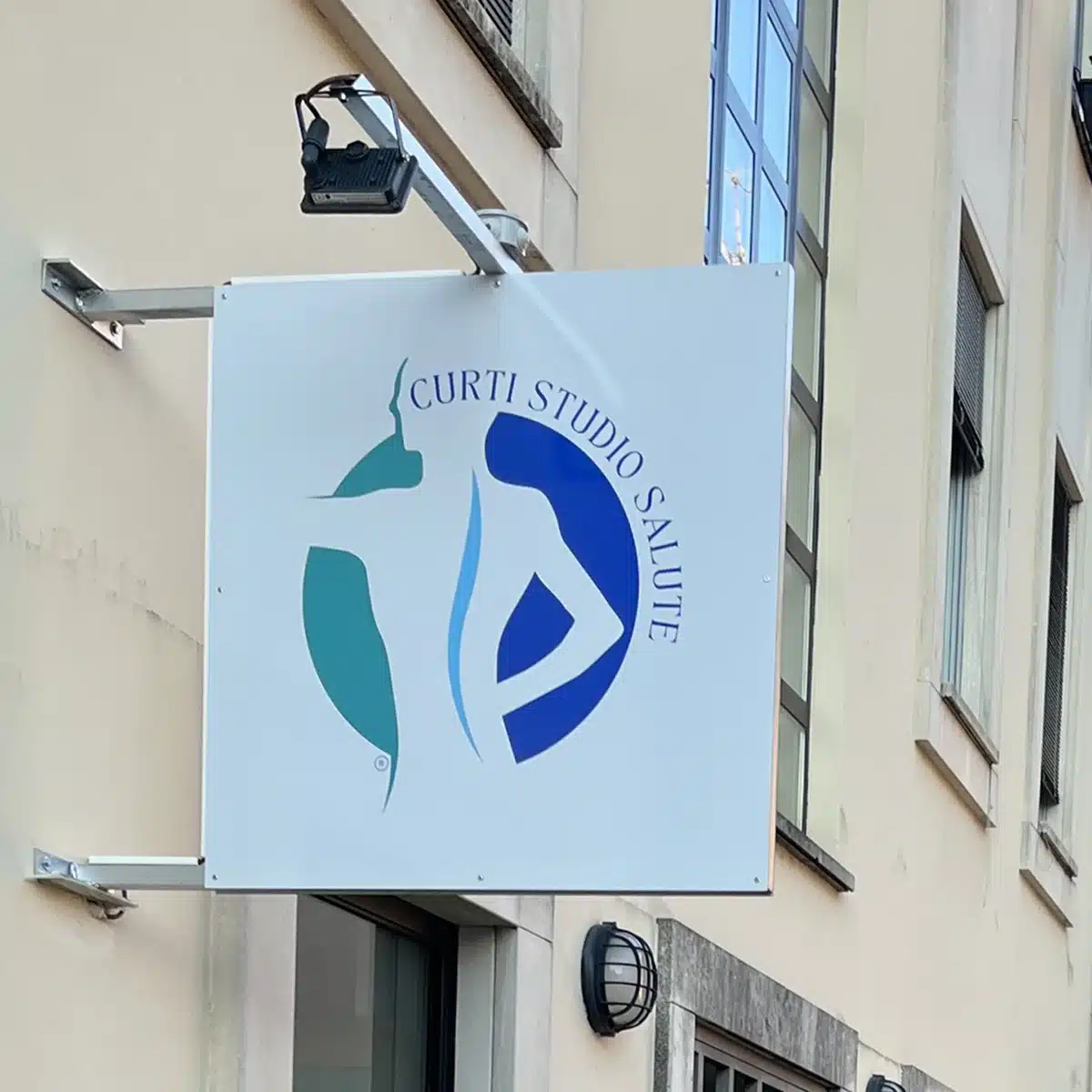 Cartellone pubblicitario per esterno con logo di azienda vicino Varese