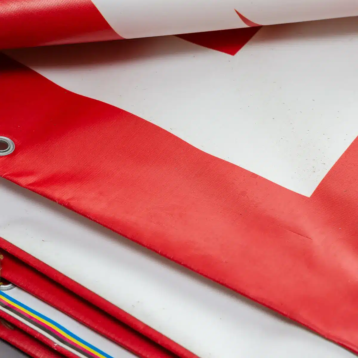 Dettaglio di un banner bianco e rosso in PVC