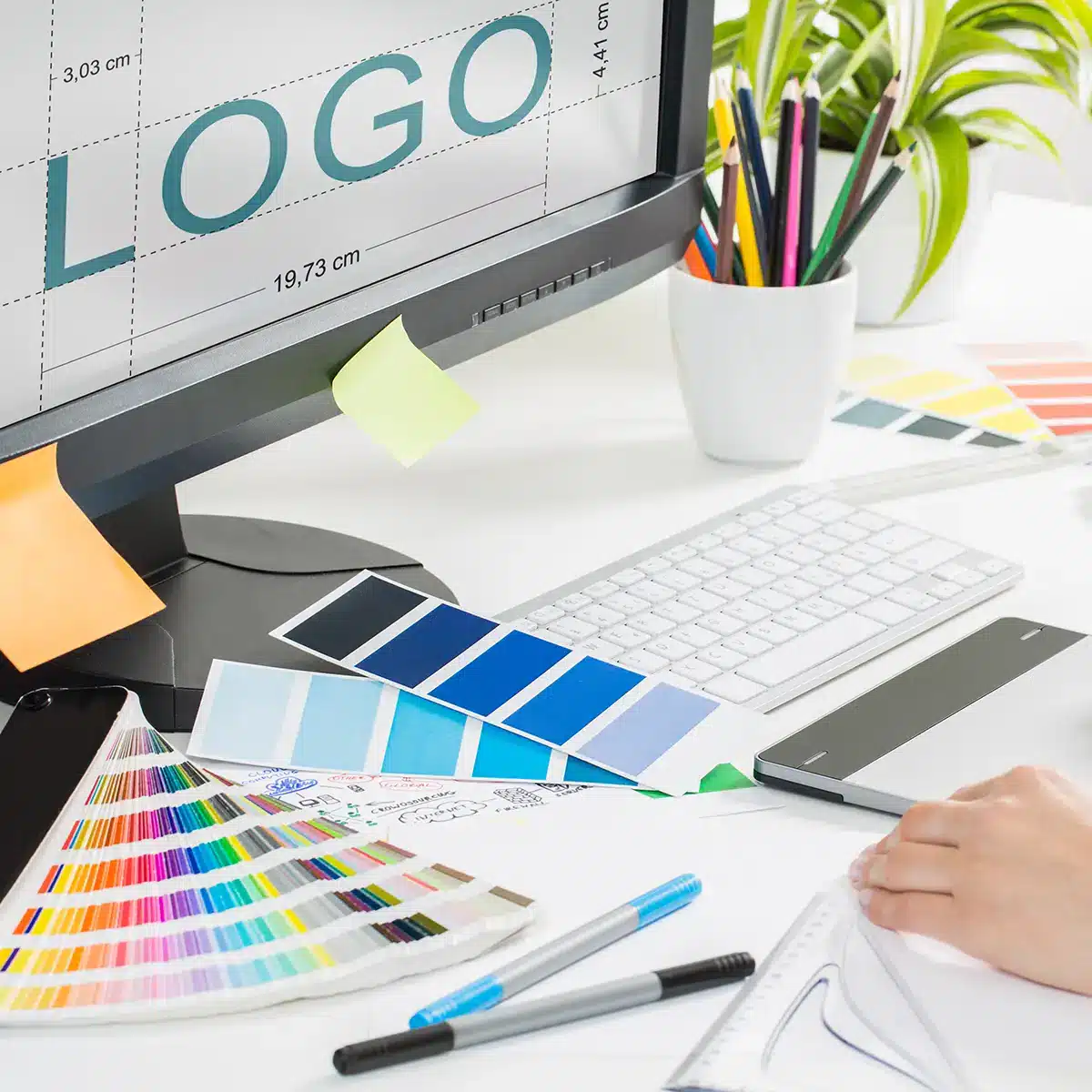 Esempio di creazione di insegna con logo da parte di operatori Cromoflash