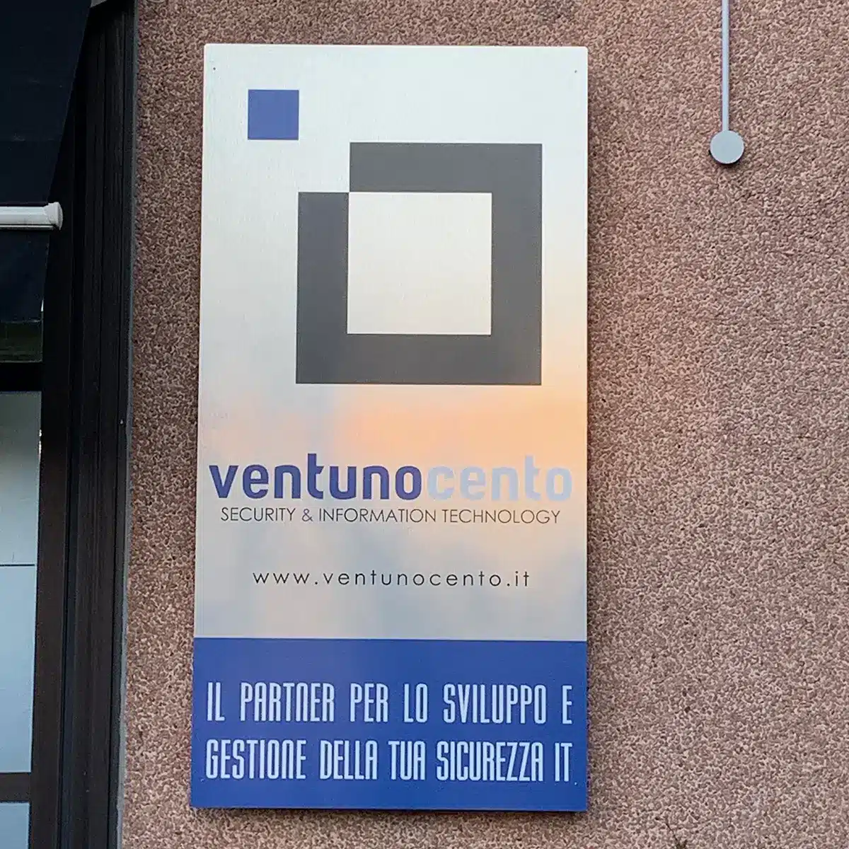 Esempio di grande formato stampato per insegna di azienda