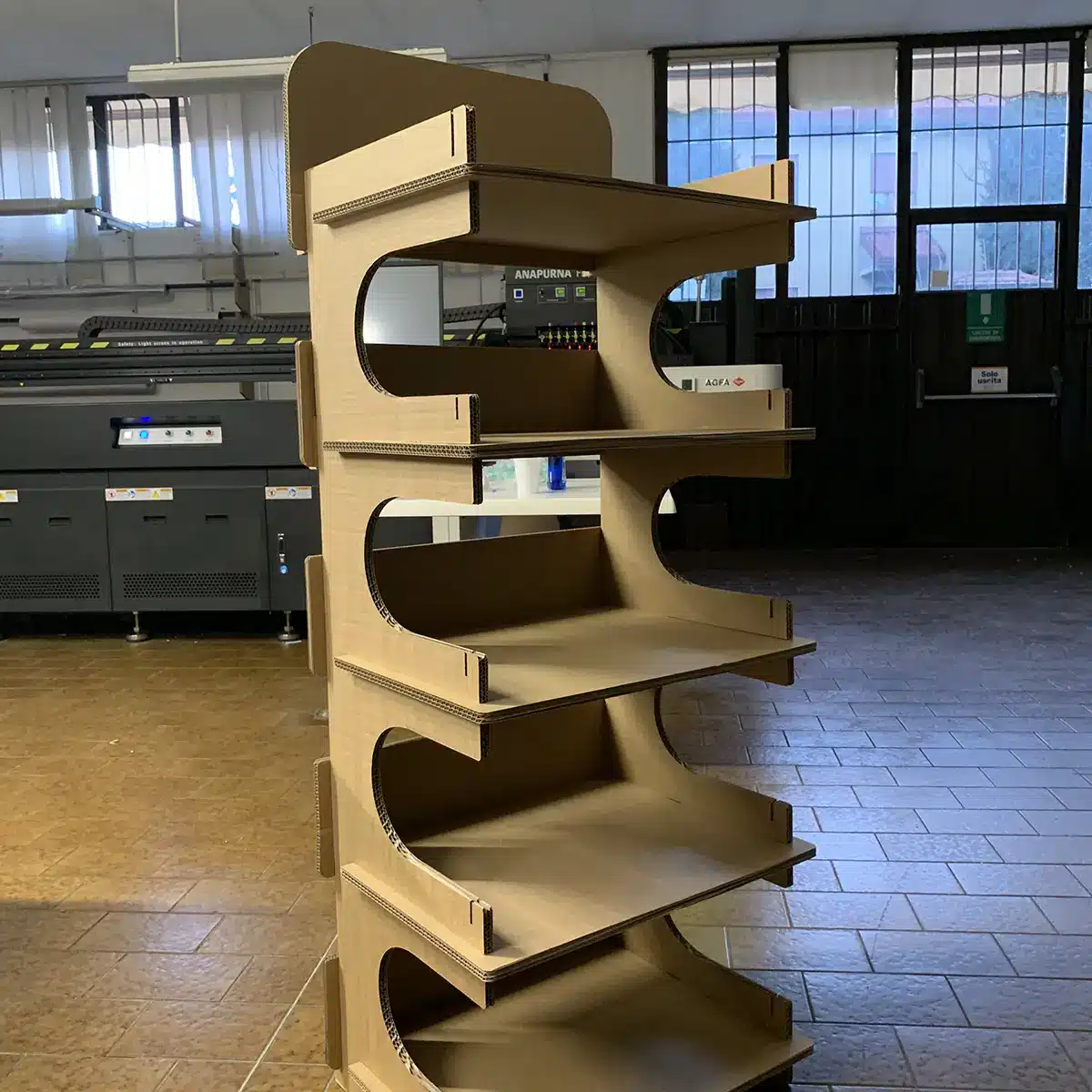 Espositore in legno con forma personalizzata