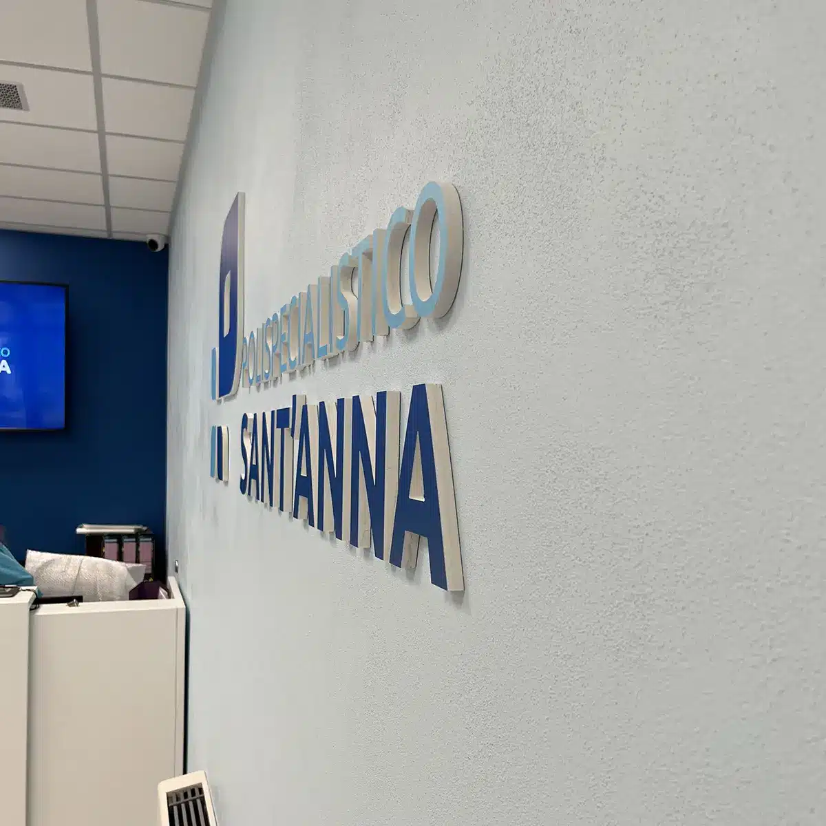 Insegna blu e azzurra realizzata in PVC