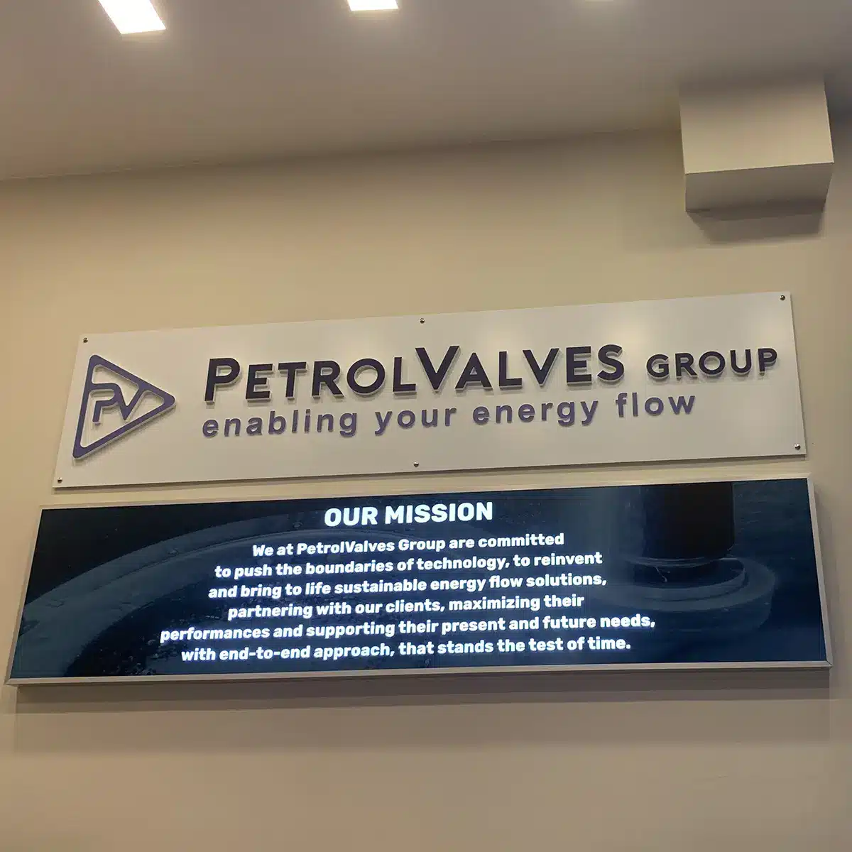 Insegna pubblicitaria davanti all'azienda Petrolvalves