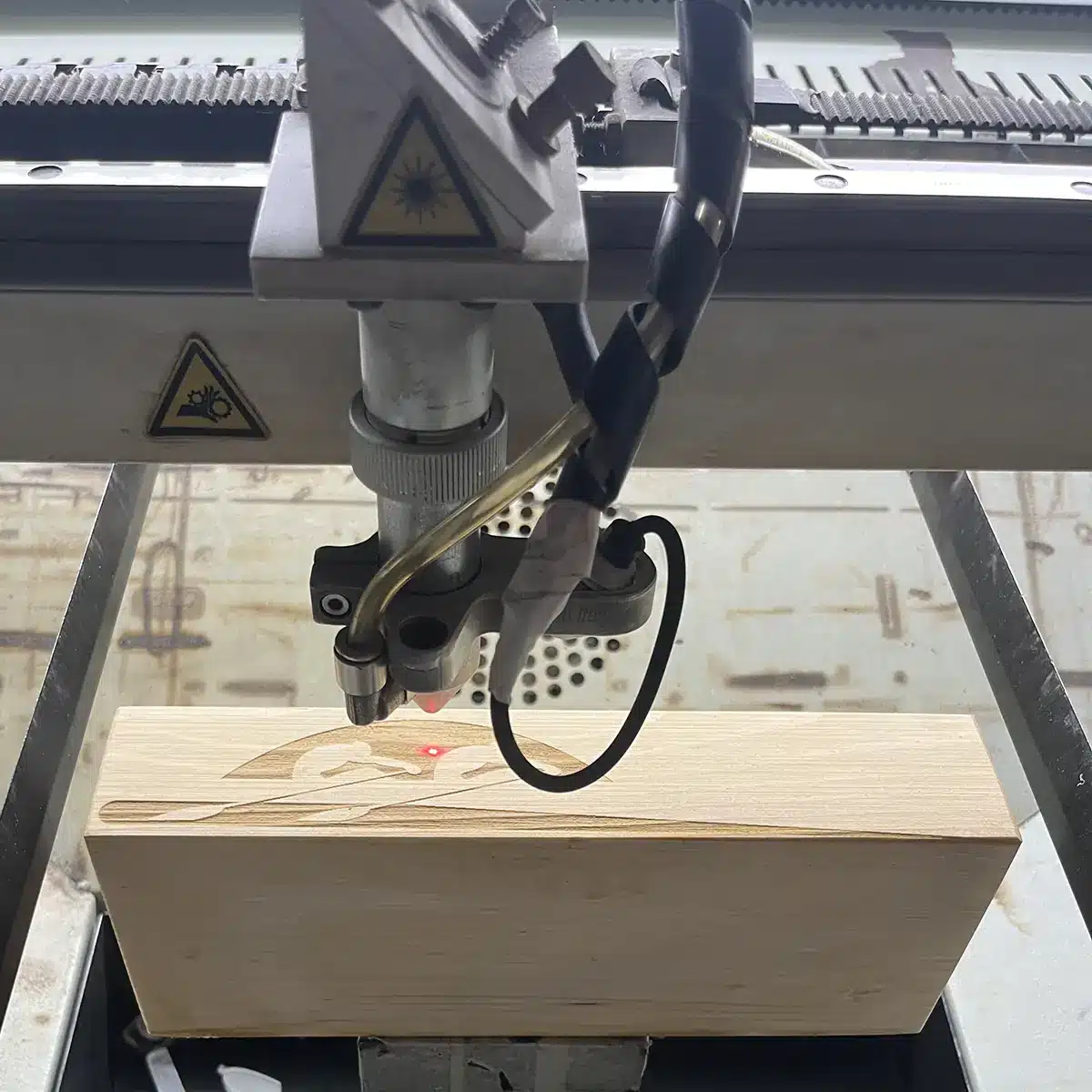 Laser Zund incide legno in azienda a Varese