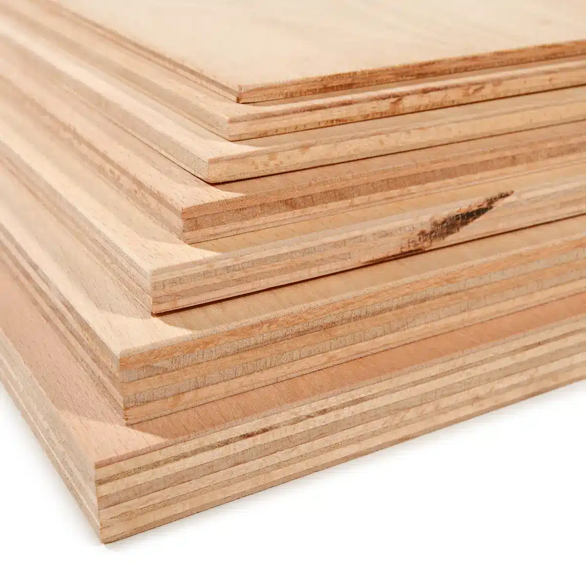 Lastre di legno impilate su sfondo bianco