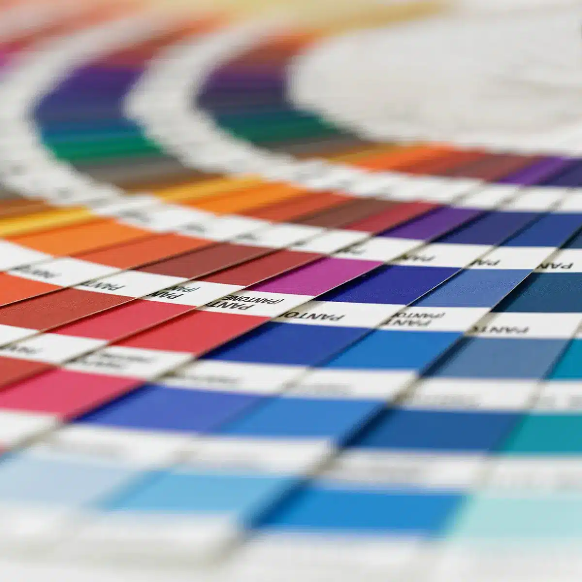 Pantoni di colori diversi per la simulazione della prestampa