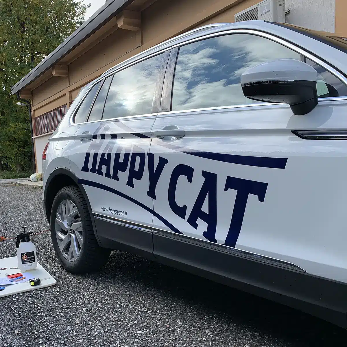 Pellicola adesiva blu posizionata su auto