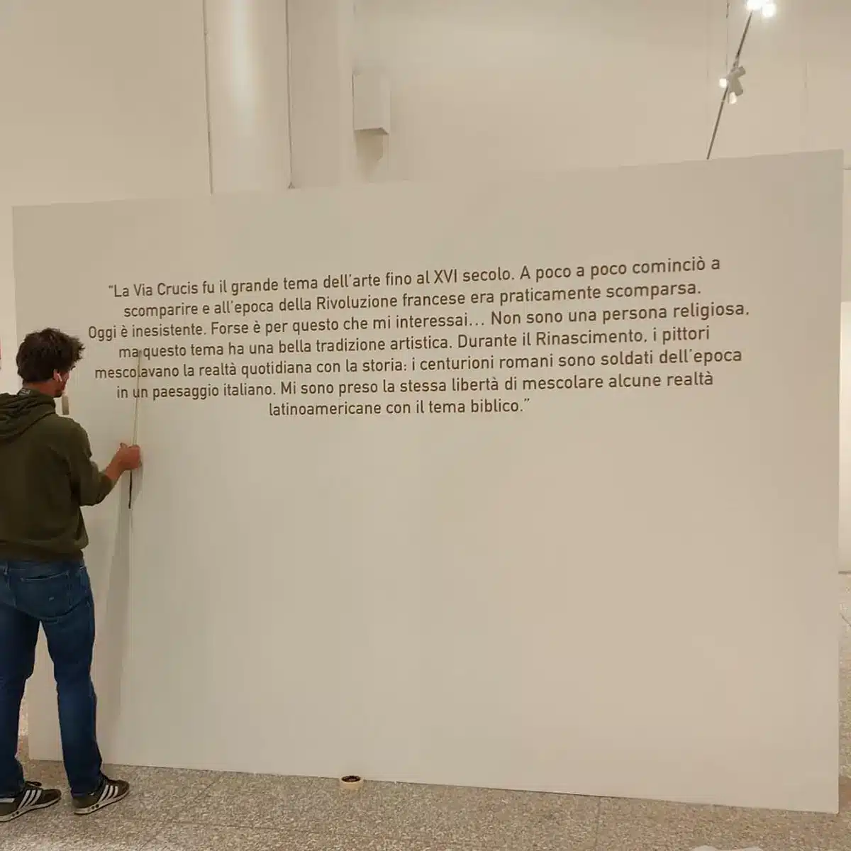 Pellicola adesiva in PVC su cartellone bianco