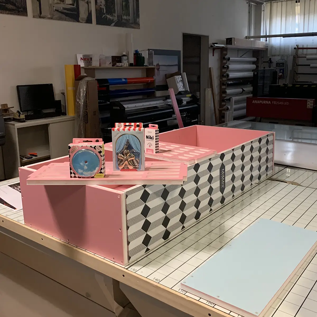 Realizzazione di un espositore rosa e bianco personalizzato