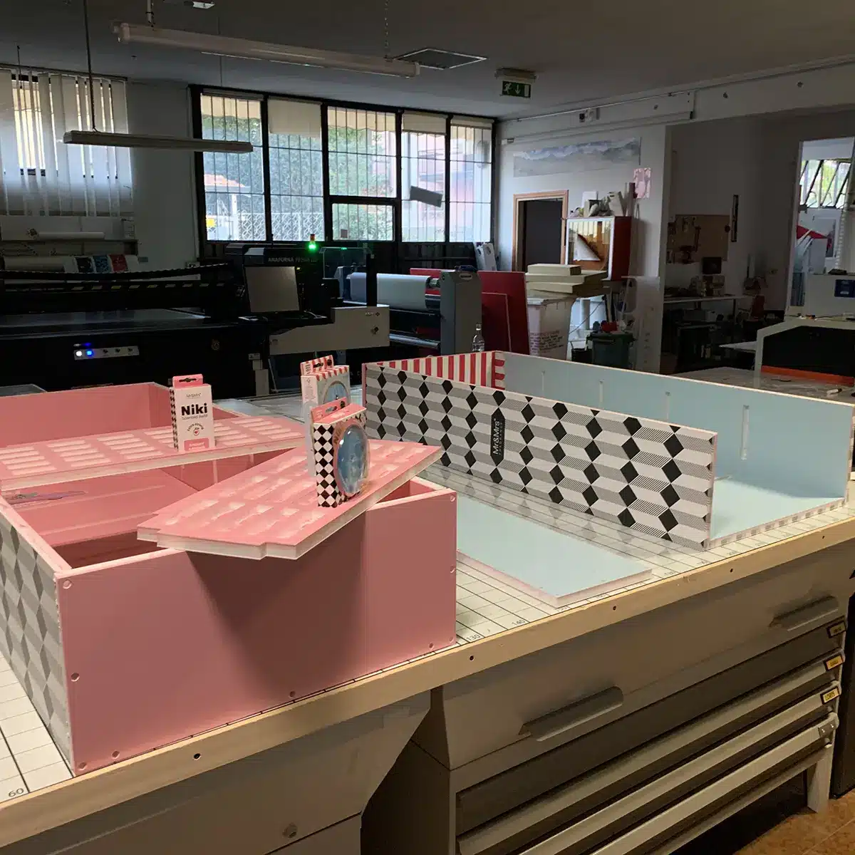 Realizzazione espositore rosa per azienda vicino Varese