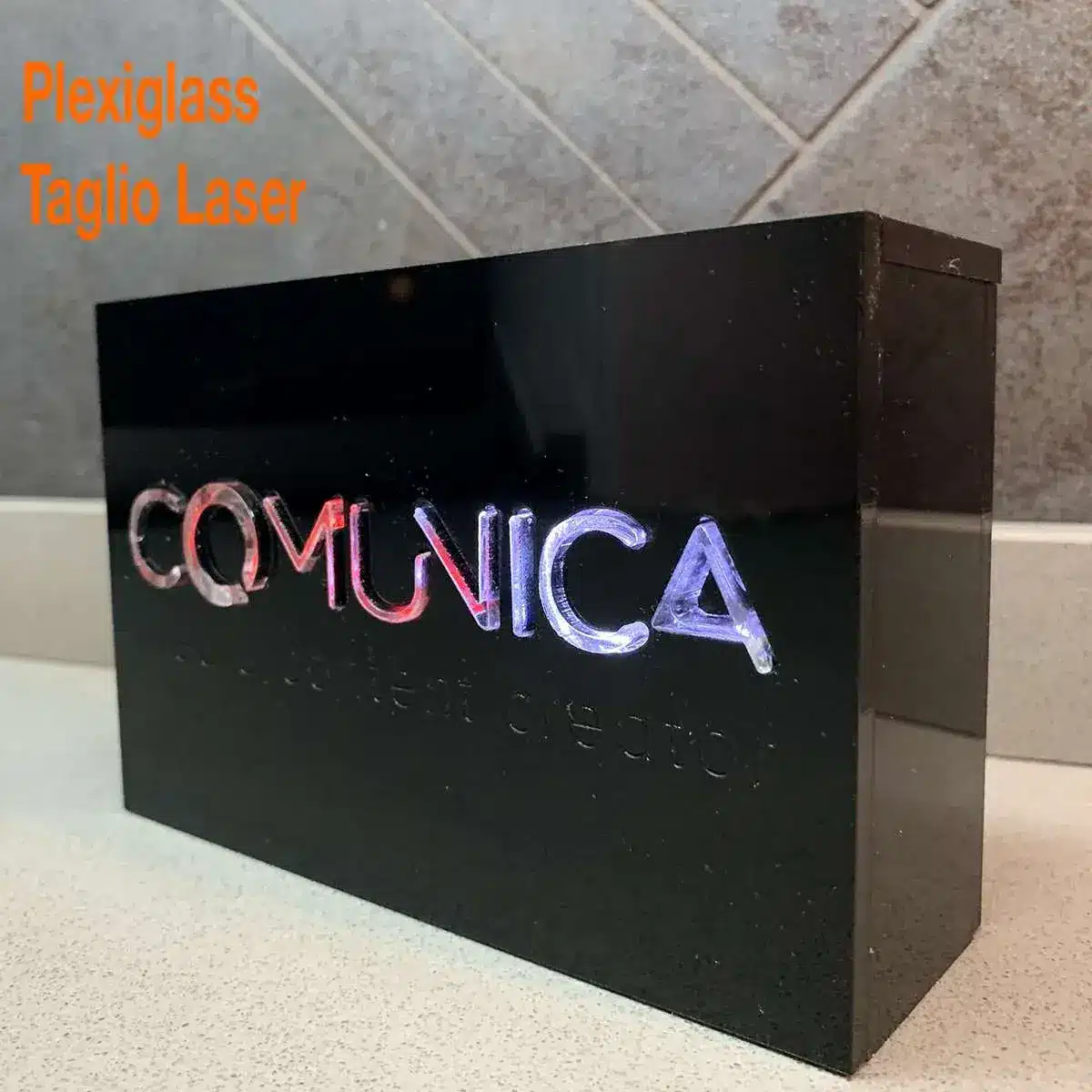 Realizzazione personalizzata in plexiglass con taglio laser