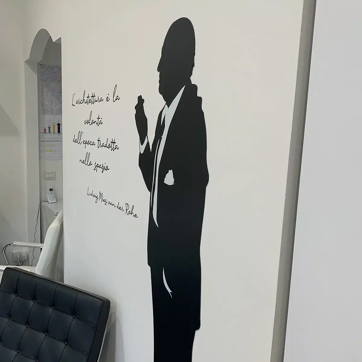 Sagoma di uomo di grande formato su un muro bianco