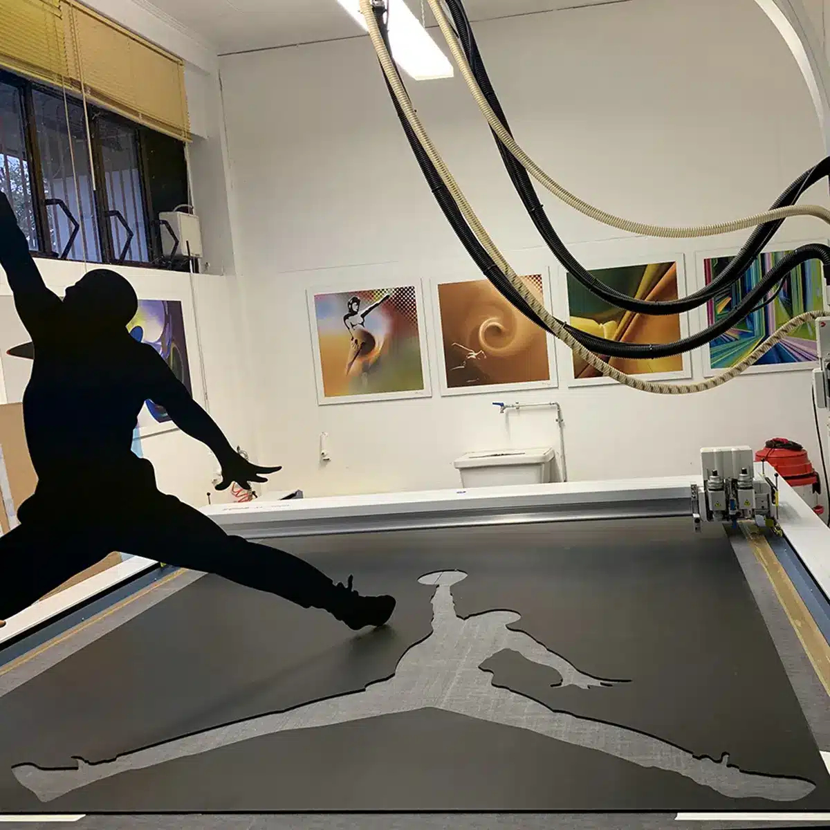 Sagomatura del logo Jordan tramite fresa