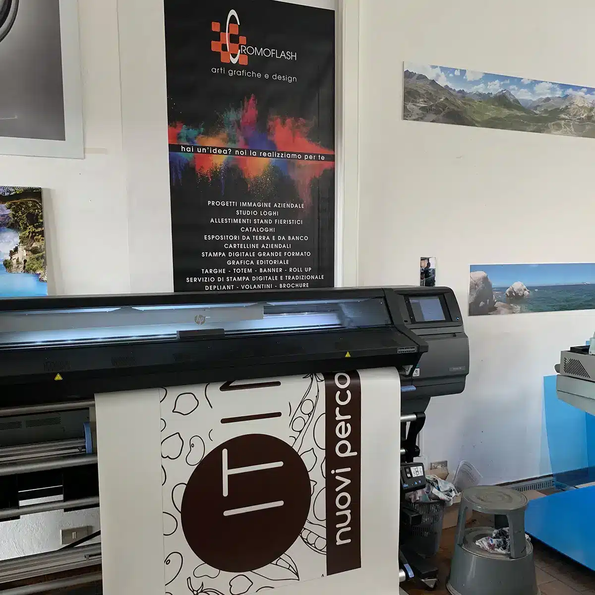 Stampa roll to roll di logo bianco e marrone per azienda