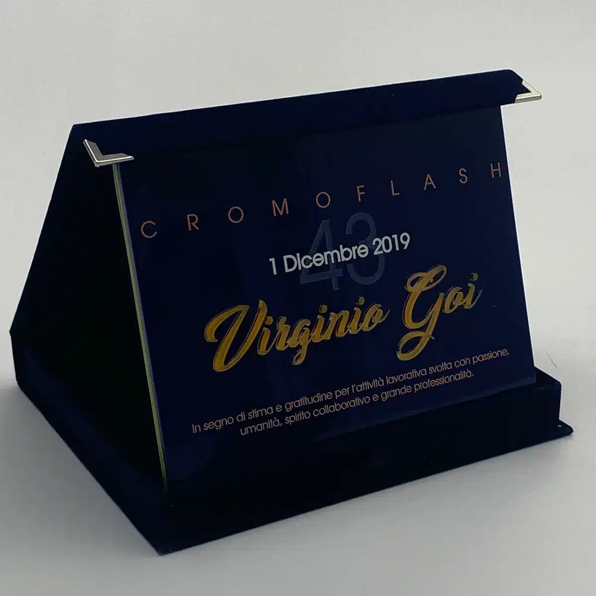 Targhetta personalizzata di colore blu con scritte oro