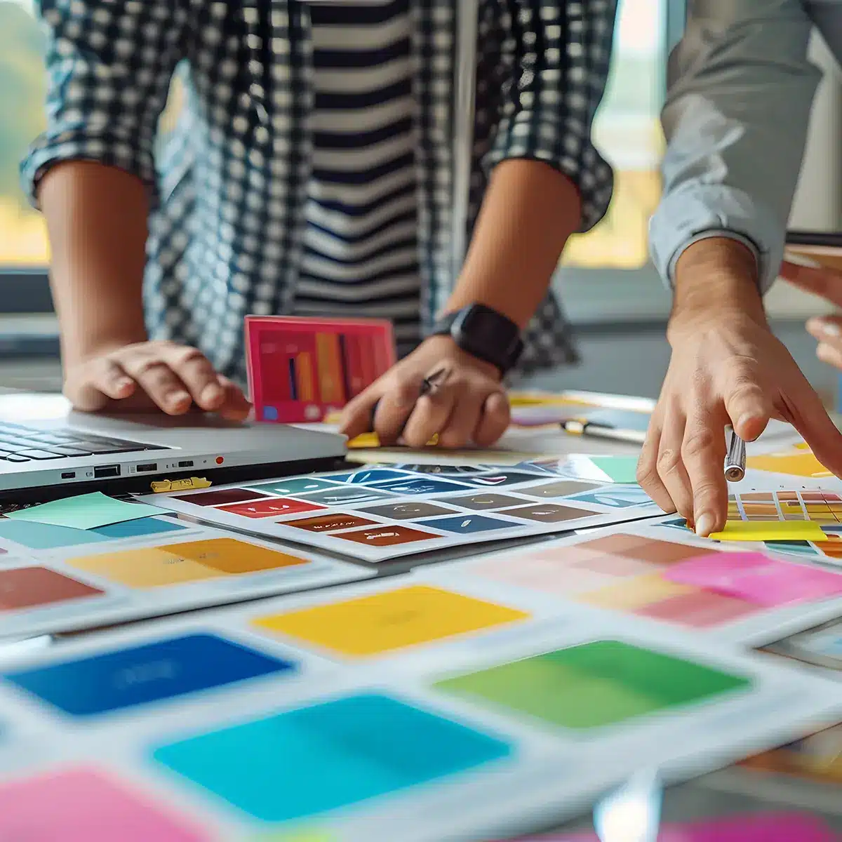 Team di Cromoflash studia la progettazione visiva di azienda con pantoni