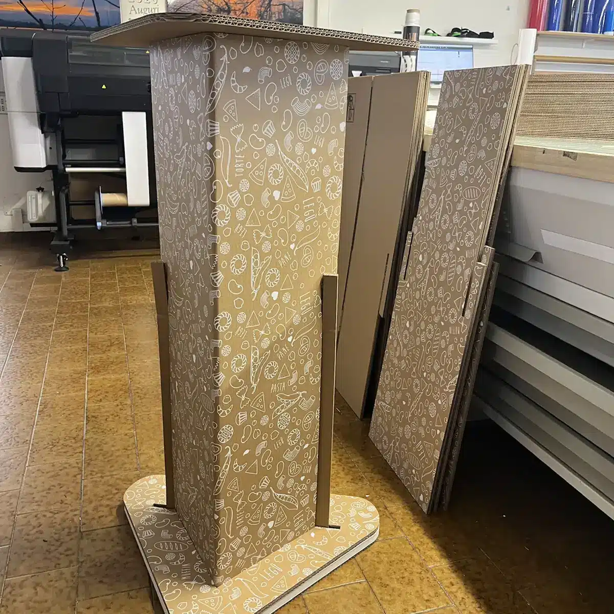 Totem-marrone-personalizzato-con-grafiche-bianche