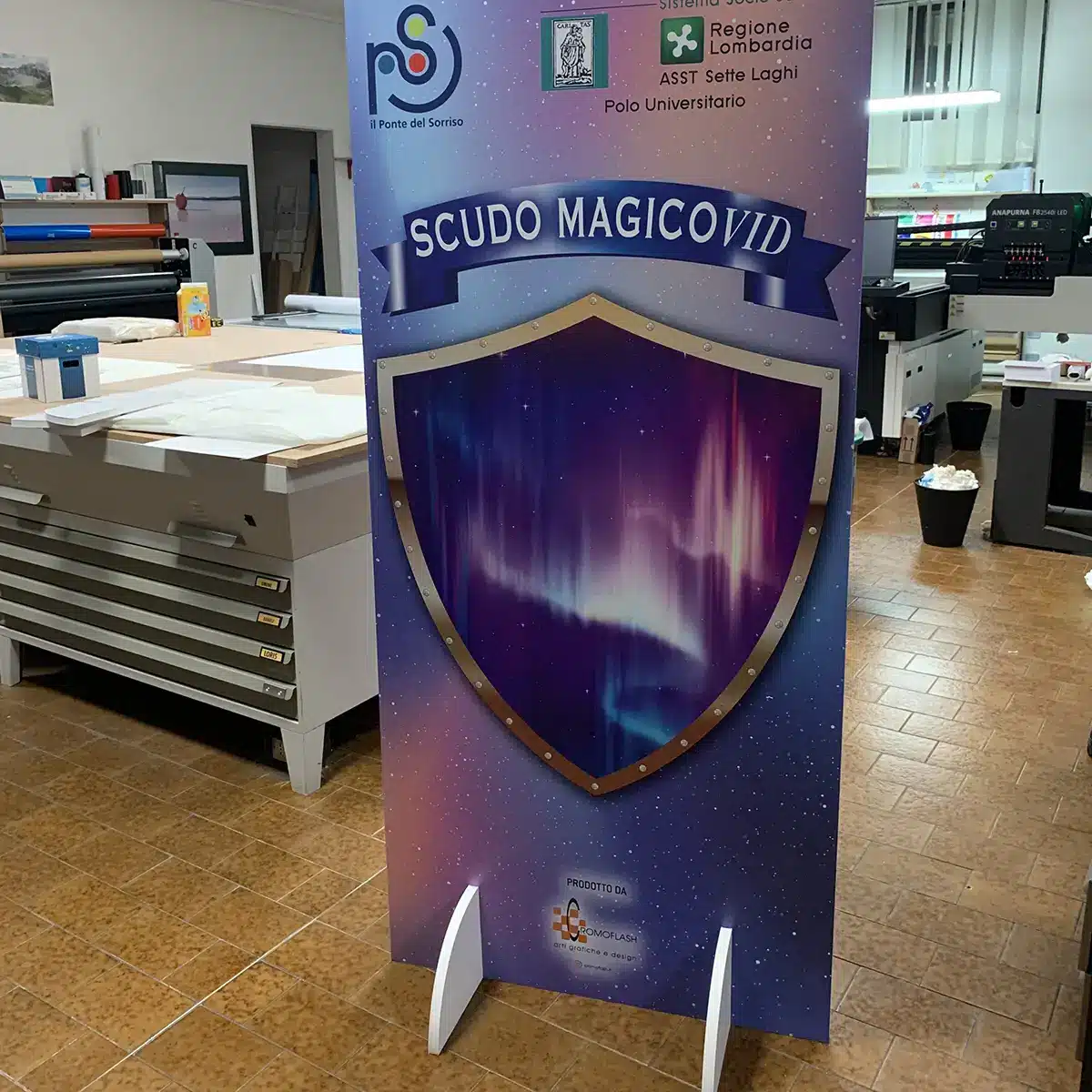 Totem viola personalizzato per azienda di Varese