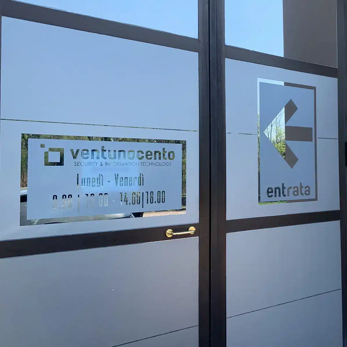 Vetrofania personalizzata su vetrinva del locale
